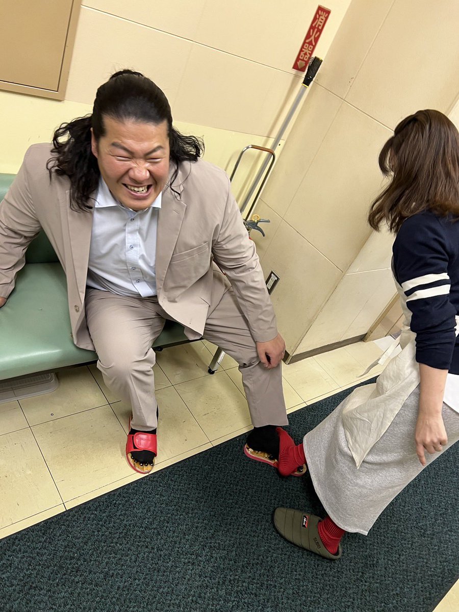 taigan_tbs's tweet photo. 𝟜月𝕊𝕋𝔸ℝ𝕋火曜ドラマ🍓
 『 #対岸の家事 〜これが、私の生きる道！〜』

········*﹡𝕆𝕗𝕗 𝕤𝕙𝕠𝕥﹡*·······

健康のために足ツボ激痛サンダルを履いて
現場で過ごしている一ノ瀬さん🐯

リリースのコメントでもありましたが、
多部さんが「健康になってください（笑）」と
言いながら、体重をかけてきたというエピソード…

その瞬間をしっかり写真に収めました🤳꙳⋆

痛がる一ノ瀬さんの姿に、
思わず笑いがこぼれていました🤭

#多部未華子 #一ノ瀬ワタル #tbs