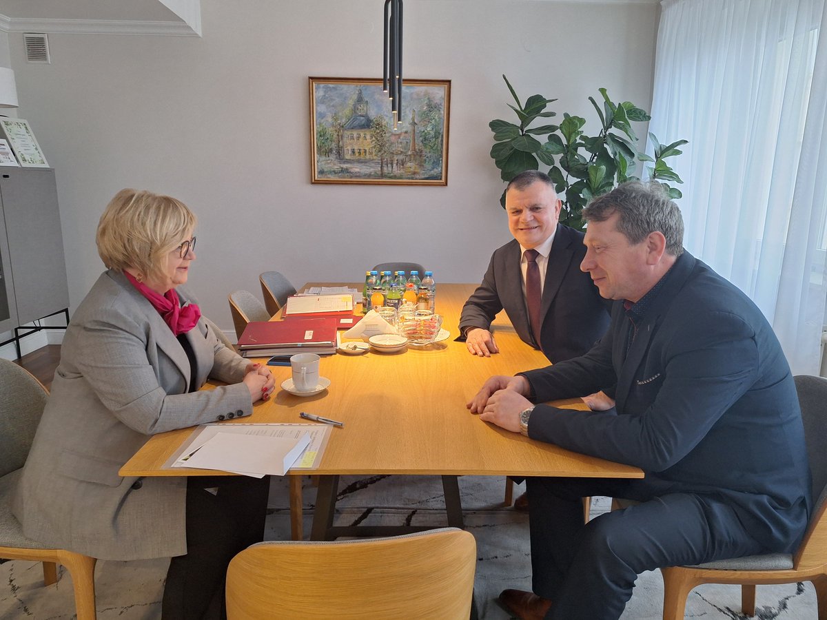 TKH_Teresa's tweet photo. 🌿 W @puwrzeszow spotkałam się z Dyrektorem #PODR Zbigniewem Micałem oraz Dyrektorem Podkarpackiej Izby Rolniczej Wiesławem Ladą.
Rozmawialiśmy o bieżących sprawach dot. rolnictwa, a także o konferencji "Ogród kobiecą ręką tworzony", która odbędzie się 7 marca w #Boguchwała. https://t.co/n76W9kaFiH