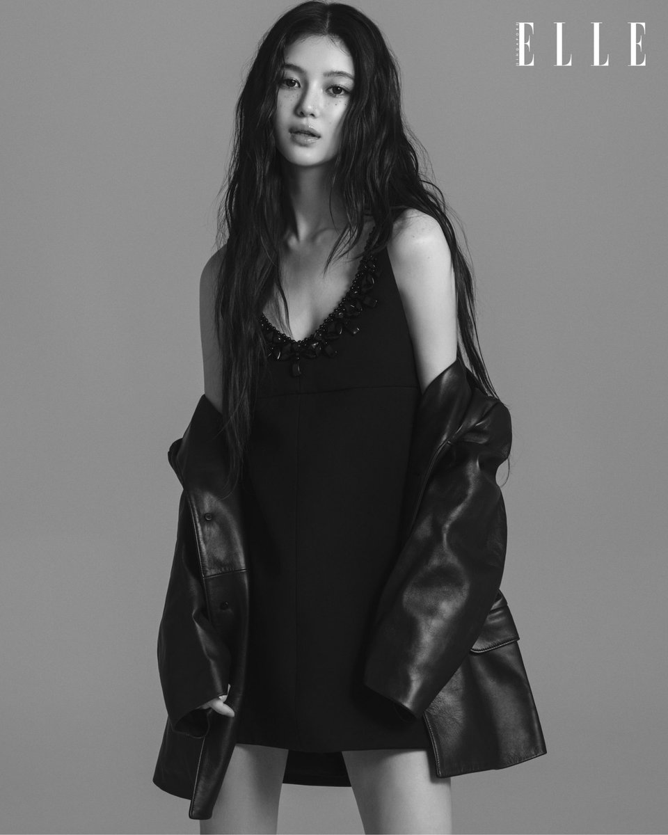 lessencestudios's tweet photo. Celine global brand ambassador, Danielle of NJZ, as the cover star for the March 2025 issue of ELLE Singapore.

She is dressed in Look 33 of the Celine Spring/Summer 2025 collection.

#다니엘 #Danielle #ダニエル #NJZ #엔제이지 https://t.co/4PBrhgbwXU