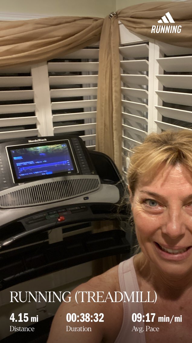 MBaker_RunSun's tweet photo. 4.15 miles #FriYAY 
#RunningFact- 45 degrees is the optimal race day temperature based on scientific testing of how the body reacts to different temps ⁦@iFit⁩ ⁦@fit_leaders⁩ https://t.co/YMmiTkBejb