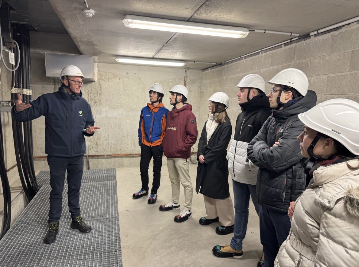 👌 #VivaFabrica bat son plein à Lille, mais aussi à <a href="/Dunkerque/">Ville de Dunkerque</a>. À cette occasion, @Enedis a proposé une visite d’un poste source à une quinzaine d’étudiants de l’<a href="/IMT_NordEurope/">IMT Nord Europe</a>. Une visite qui rend concret le rôle d’un poste source dans le système électrique français⚡️