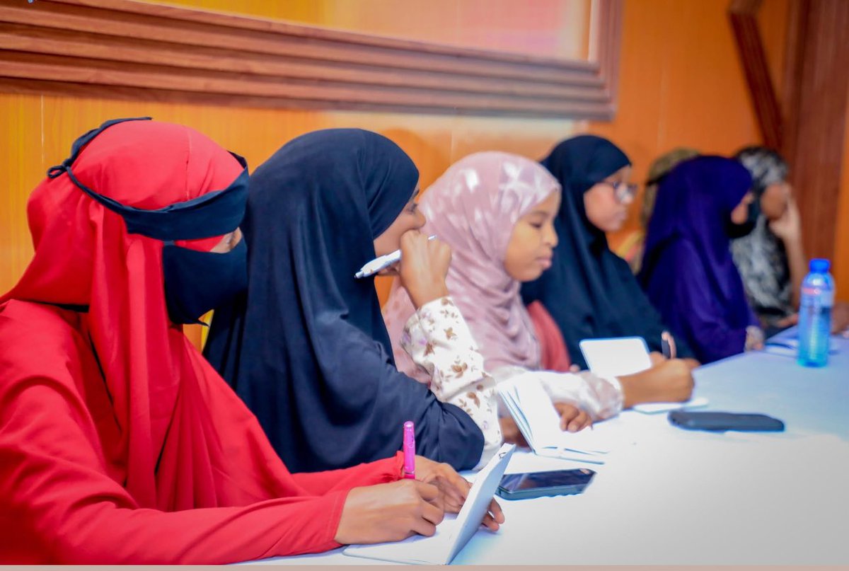 Waxaan xalay muxaadaro ku saabsan “Maamulka Miisaaniyadda Dowladda” u jeediyey ardayda wax ku barata kulliyadaha maamulia &amp; dhaqaalaha ee #jaamacadda #Frontier #University - #Garowe.

Waxaan mahad gaar ah u jeedinayaa maamulka Jaamicadda &amp; dhammaan ardayda ka soo qaybgalag