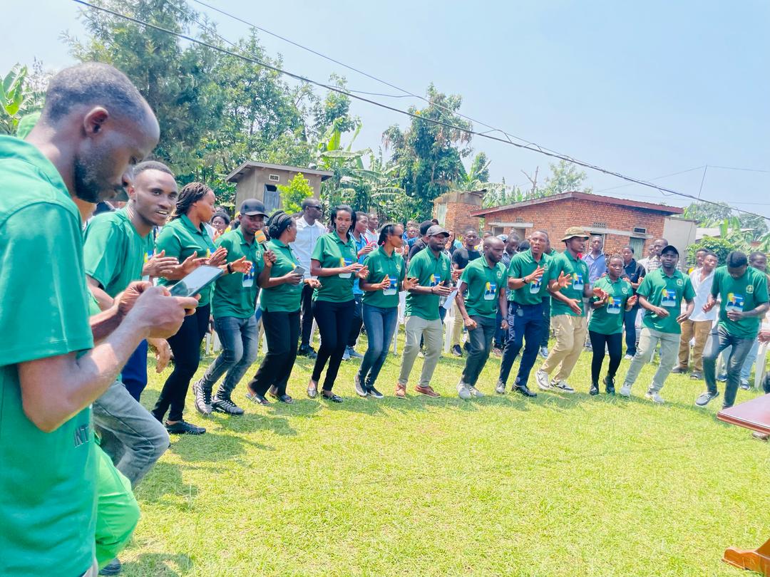 youthvolrubavu1's tweet photo. BREAKING:
Urubyiruko rw'abakorerabushake bo mu nganji za #Rubavusector bo mu #Intavogerwa z'umurenge wa Rubavu rwifatanyije n'intore mugusoza urugerero https://t.co/7GsvZiupZF