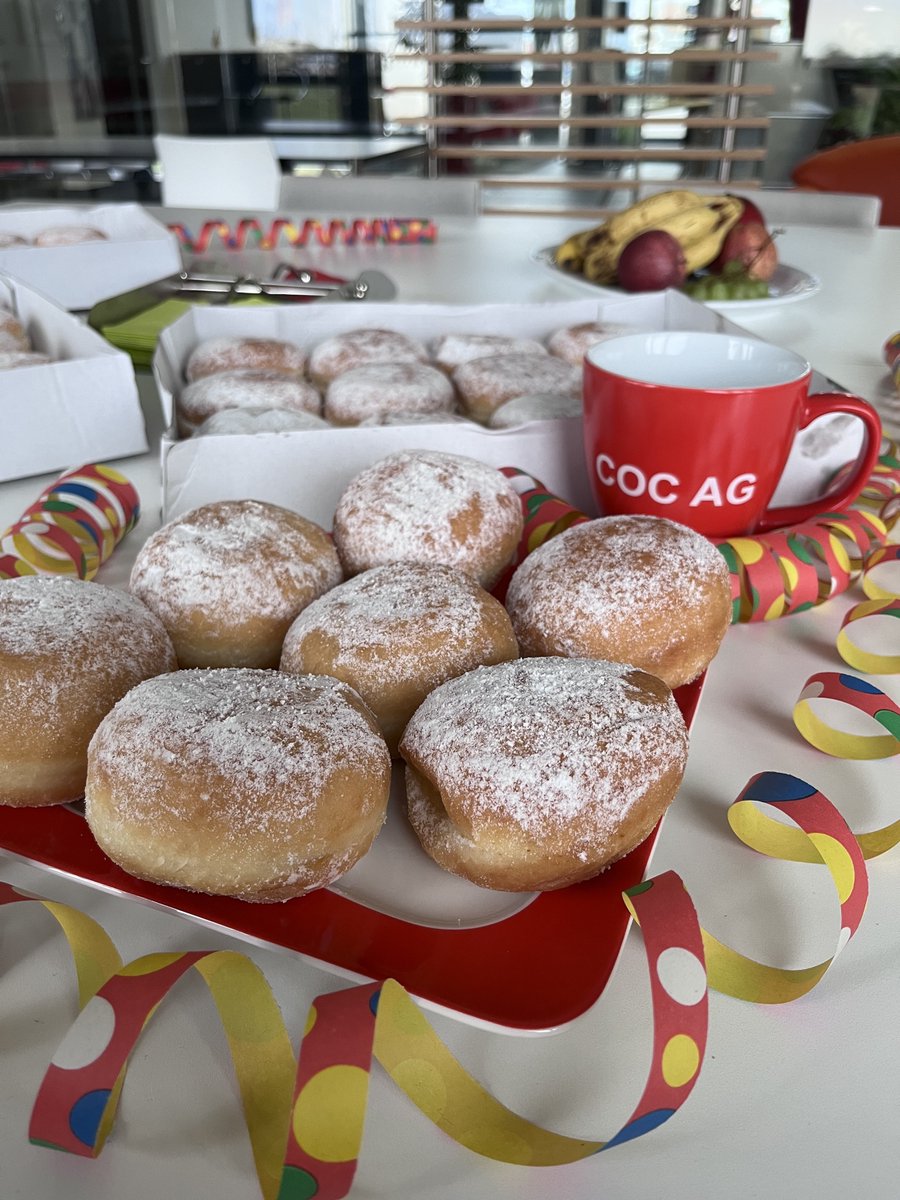 Bei COC gehts rund
Fluffige🍩🎉 Krapfen, die in Rekordzeit verputzt wurden.
Wilde, kreative Verkleidungen und natürlich gings den Herren "an den Kragen", äh...  an die Krawatten 😆✂️
Übrigens, die ausgelassene Stimmung herrscht bei uns nicht nur in der Faschingszeit 🤣 
#ITJobs