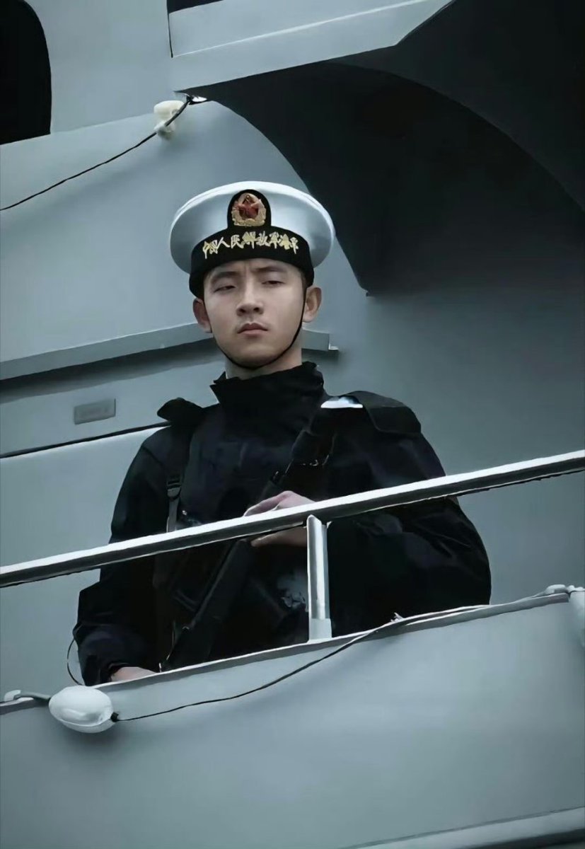 Appraiser008's tweet photo. 这是一张2019年太原舰访问日本时，日本的媒体抓拍到的一张中国海军士兵的照片，当时这张看似平常的照片，也引起了极大的轰动。

面无表情，英武严肃，俯视下方，虽没有一言一语却胜过千言万语。 https://t.co/pYY8okxFNO