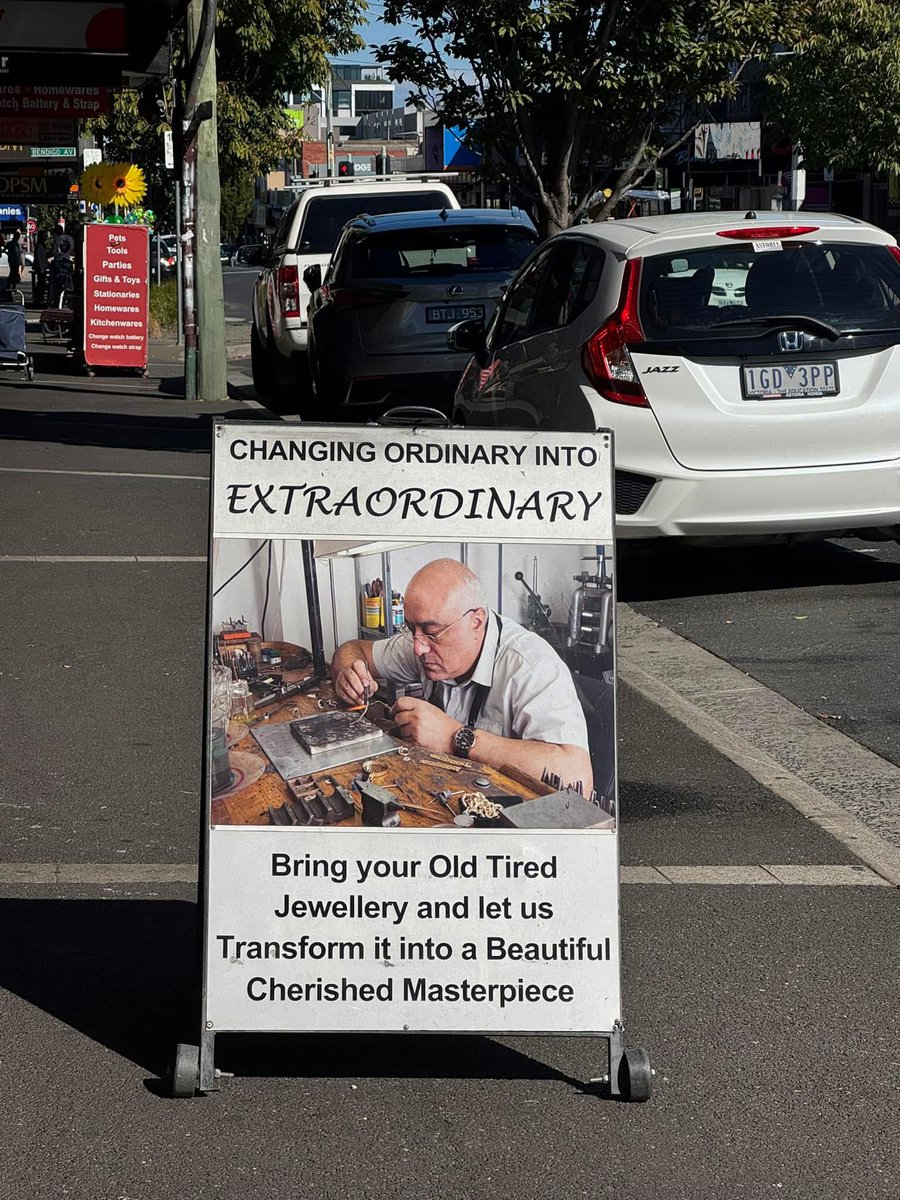 Pocitos97's tweet photo. Ich frage mich, wie es @GregorGysi schafft, nebenbei noch eine Karriere als Goldschmied in Melbourne, Australien zu betreiben. ;-) Heute Morgen beim Frühstücken in #bentleigh entdeckt. ;-) #doppelgaenger https://t.co/hNbuzn9Xud