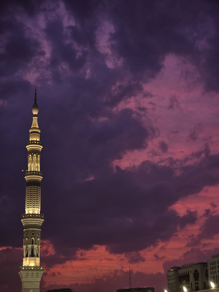 JusteZain's tweet photo. Le coucher de soleil hier soir à la Mosquée du Prophète ﷺ, à Médine ! 🌙

J’ai jamais vu une aussi belle palette de couleurs dans le ciel ailleurs qu’à Médine subhanAllah https://t.co/N9i2O2A26q