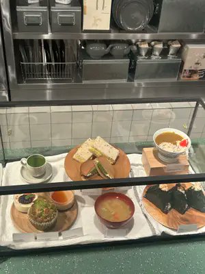 【MUJI Food Market】#無印良品、アメリカ初のカフェオープン。おにぎりは1つ約800円、実際のお味をレポート!
https://t.co/85BsoAkXau
おにぎり、カレー、味噌汁など日本の家庭料理が食べられるカフェ。行った人の感想は?