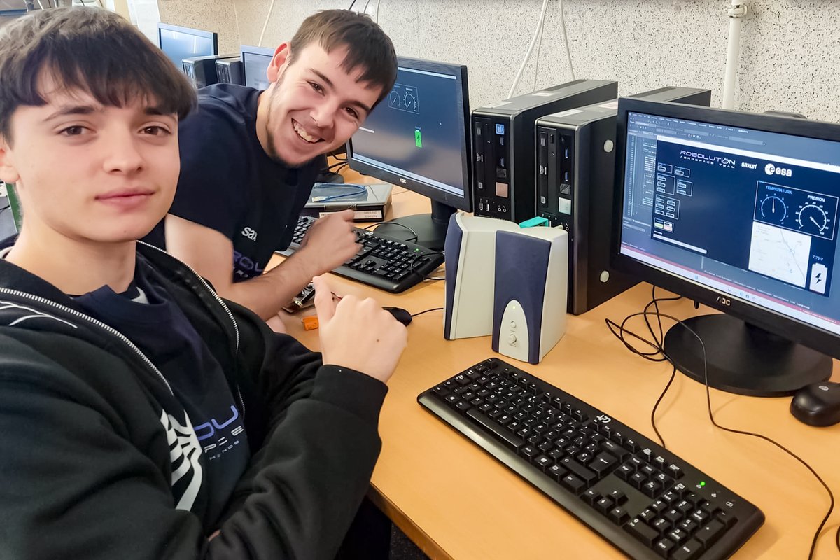 Saxun_Solar's tweet image. El equipo Saxun-Roboluti_ON del IES Hermanos Amorós de Villena sigue demostrando su pasión por la ciencia, esta vez participando en dos emocionantes programas de la Agencia Espacial Europea. 
Mucha suerte a todo este joven equipo.

#Saxun #RobolutiON #AgenciaEspacialEuropea