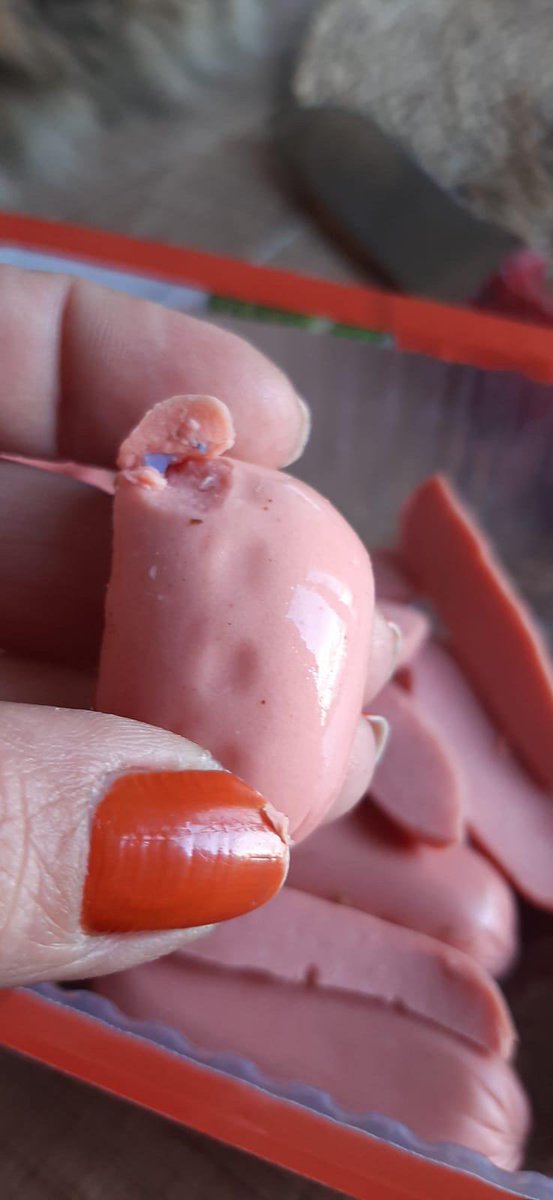 denetlecomtr's tweet photo. Bir takipçimiz, BİM’den aldığı Tombik marka sosisin içerisinden plastik parçası çıktığını söyledi. https://t.co/EFNHcSNOKo