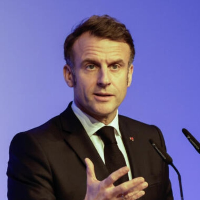 gauchecaca's tweet photo. Ça n'a pas raté.
Depuis le Portugal, Emmanuel Macron a déclaré que la France ne dénoncera pas unilatéralement les accords de 1968.
Ainsi, l'Algérie peut être rassurée, la France continuera à lui servir de paillasson.
D'ailleurs, afin de montrer son amour pour la Casbah, Manu a tenu à  se badigeonner le derrière non pas de vaseline mais de pâte à tartiner El Modjène.
Fais quand même gaffe Manu, ça risque vite de sentir le caramel.
