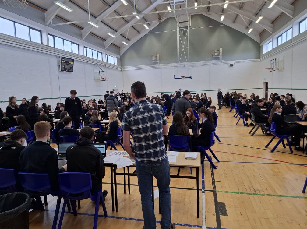 Bhí lúchair orainn tráth na gceist a dhéanamh i bPobalscoil Ghaoth Dobhair ar maidin inniu le daltaí ón 1ú - 3ú bhliain. Buíochas tuillte ag an Phobalscoil agus go háirithe leis an múinteoir Danny Ó Curráin a chuidigh linn an tráth na gceist a eagrú agus agus a stiúradh.