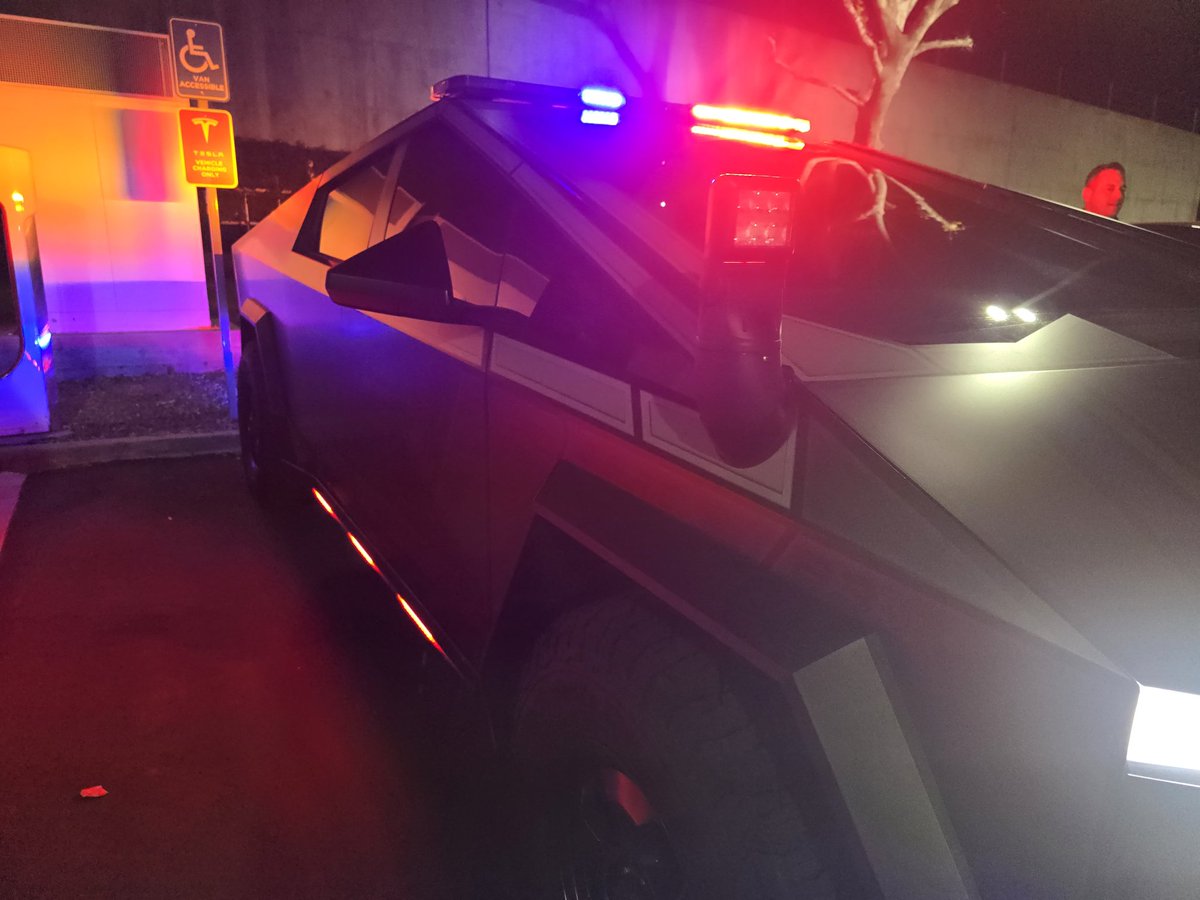WrapSensei's tweet photo. Met 2 great @IrvinePolice officers last night. Love the look of their  @Tesla @cybertruck. One of 2 in the world right now, the other one is used by @DubaiPoliceHQ https://t.co/RcKssQQbwP