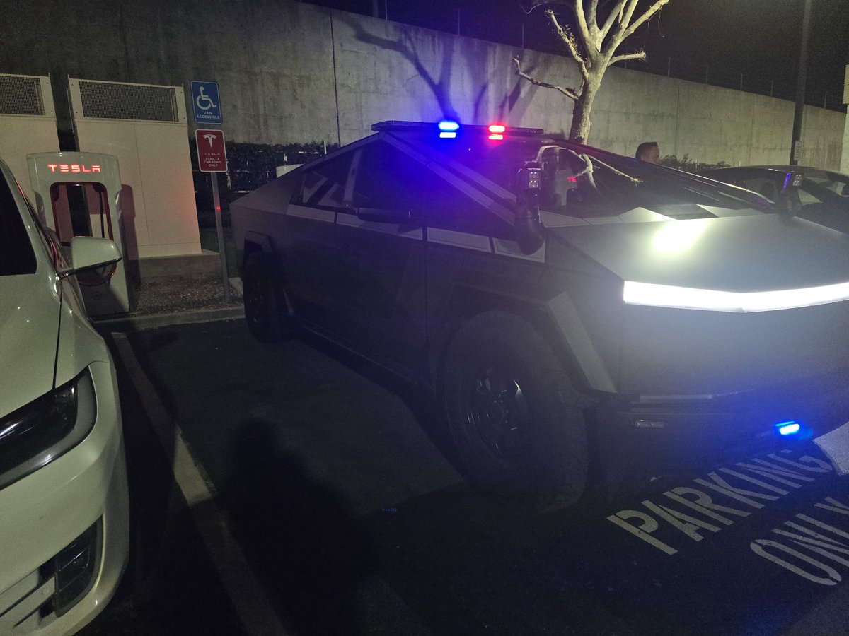 WrapSensei's tweet photo. Met 2 great @IrvinePolice officers last night. Love the look of their  @Tesla @cybertruck. One of 2 in the world right now, the other one is used by @DubaiPoliceHQ https://t.co/RcKssQQbwP