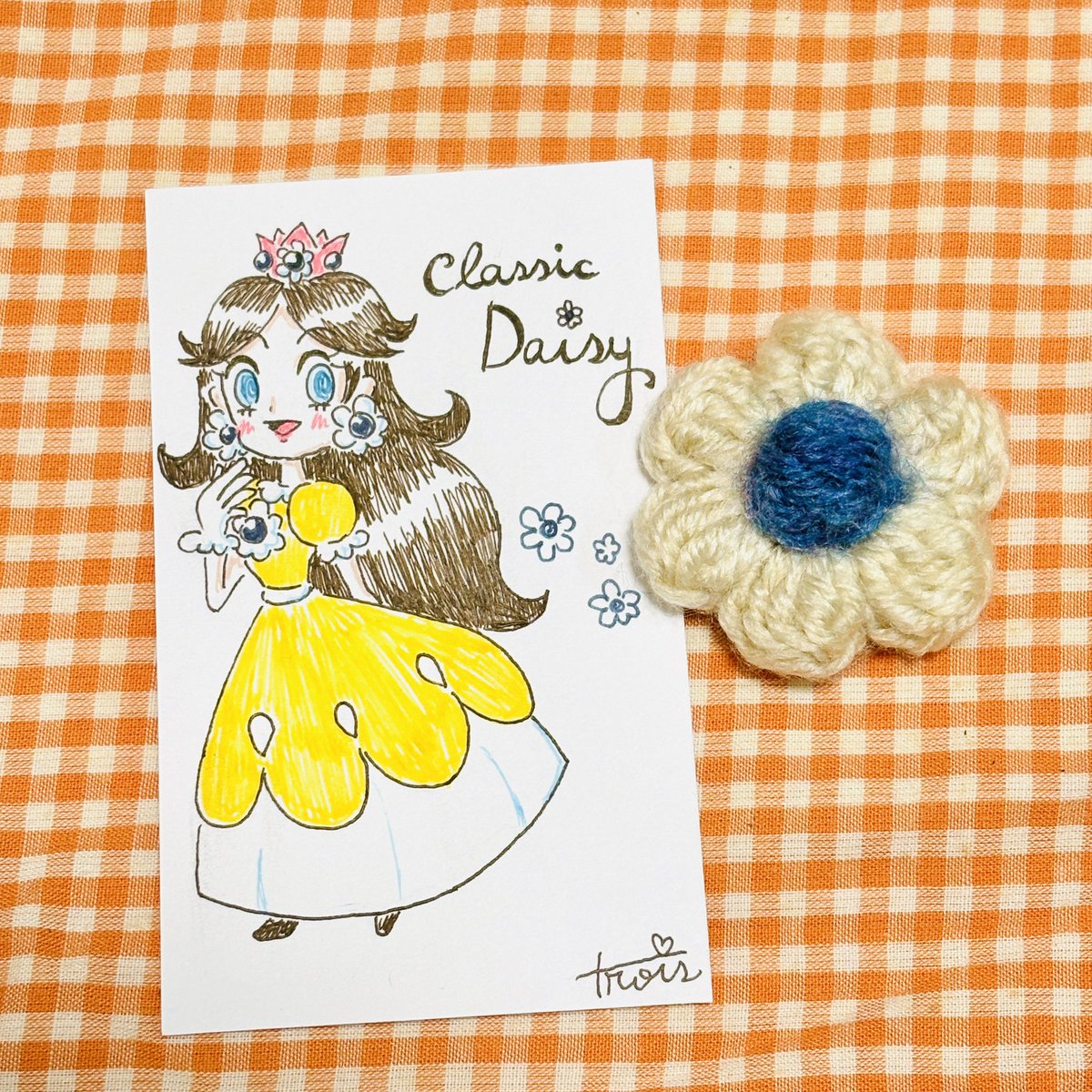 デイジー姫のアクセサリーやマークをモチーフにしたお花、新旧あわせて3つ編んでブローチにしてみました￼🌼

#PrincessDaisy
#マリオ手芸部