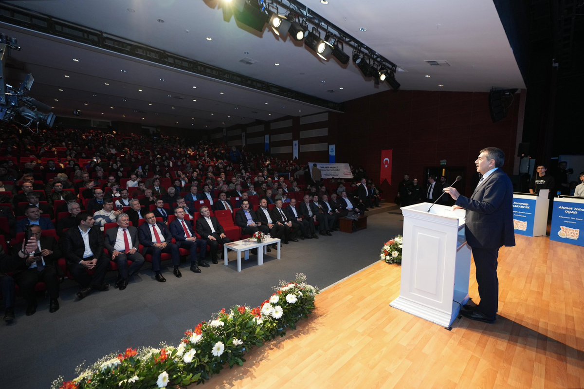 tcmeb's tweet photo. Millî Eğitim Bakanı @Yusuf__Tekin, “Kültürel Mirasın İzinde Projesi Final Programı”na Katılarak Dereceye Giren Öğrencilere Ödül Verdi

“Türkiye Yüzyılı Maarif Modeli ile yapmak istediğimiz; köklerden geleceğe mazisiyle gurur duyan, geçmişiyle gurur duyan ama geleceğe de ümitle bakan, gelecekte bütün dünya milletleri arasında kendi mensubu bulunduğu milleti ve medeniyetin değerlerini en yüksek noktaya taşımak isteyen bir gençlik, bir kuşak yetiştirmeye çalışıyoruz.”

📍İstanbul

👉🏻 https://t.co/OUwwyGMj9W