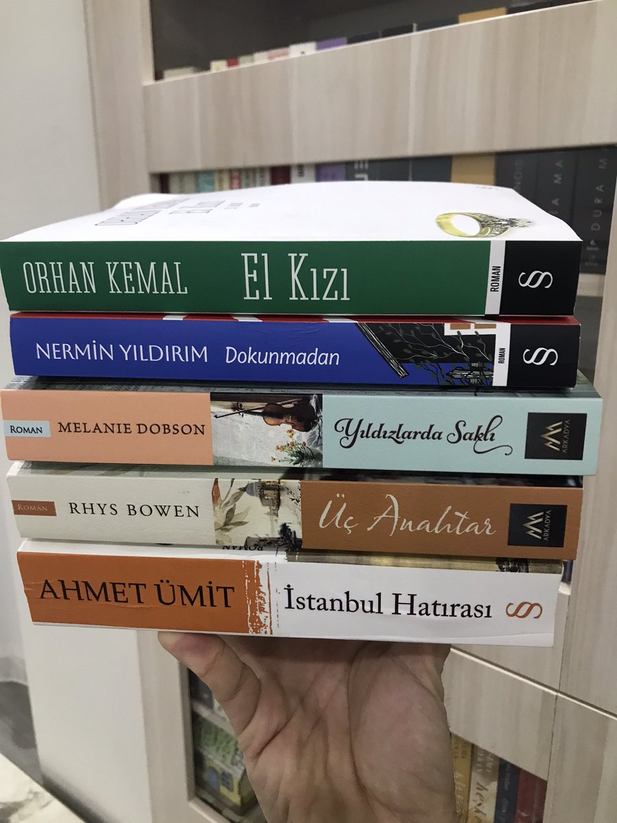 Şubat Ayı okumalarım. Orhan Pamuk’un El Kızı eseri duygudan duyguya savurmakla kalmamış, insanın insana yaptığı kötülükleri tüm ayrıntılarıyla ortaya çıkarmış. Etkisi uzun süren bir çok olacağı aşikar. 📚📖

#okumakgüzeldir 
#kitaplariyikivar