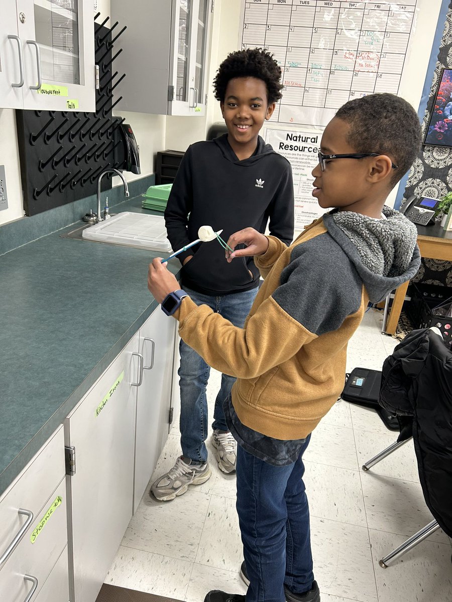STEM Friday is in full effect!! ❤️🖤🤘🏾#STEMspired #trainthemup <a href="/cedarhillisd/">Cedar Hill ISD</a> <a href="/CHISDCP/">Collegiate Prep</a>