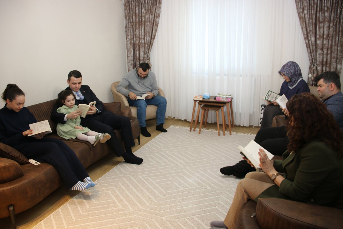 CilimliProje's tweet photo. Çilimli'de "Okuma Saatimiz, Huzurlu Hanemiz" projesi kapsamında Sayın Kaymakamımız Furkan Alpay, İlçe Milli Eğitim Müdürümüz Miraç Karayiğit ve Türkçe öğretmeni Emine Yavuz, Özkan ailesine ziyaretlerini gerçekleştirdiler.
@ValiSelcukAslan https://t.co/MB2sXGxfM9