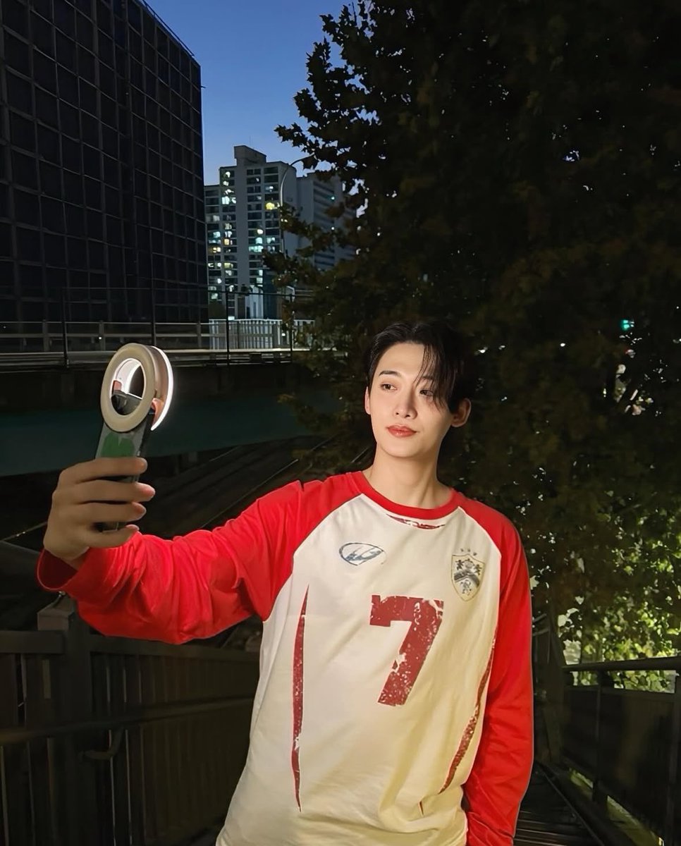 theonlydokja's tweet photo. this except my “ring light” is a sparkler
#lyOnselcaday #OOOselcaday #유뎡이 #yoojung #OnlyOneOf #온리원오브 #lyOn
#lyOn_4th_anniversary #Everywhere_lyOn의_마음_속에 @OnlyOneOfmember https://t.co/oabkgei467