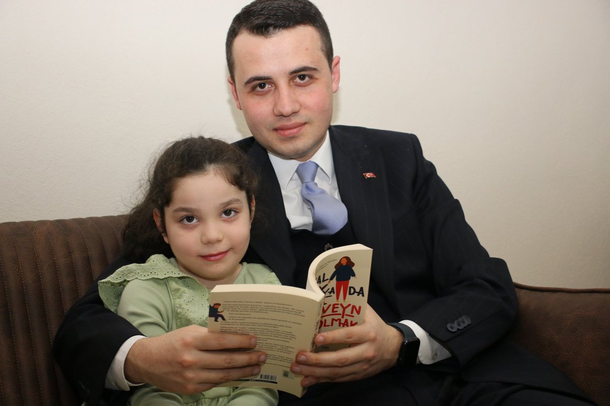 CilimliProje's tweet photo. Çilimli'de "Okuma Saatimiz, Huzurlu Hanemiz" projesi kapsamında Sayın Kaymakamımız Furkan Alpay, İlçe Milli Eğitim Müdürümüz Miraç Karayiğit ve Türkçe öğretmeni Emine Yavuz, Özkan ailesine ziyaretlerini gerçekleştirdiler.
@ValiSelcukAslan https://t.co/MB2sXGxfM9