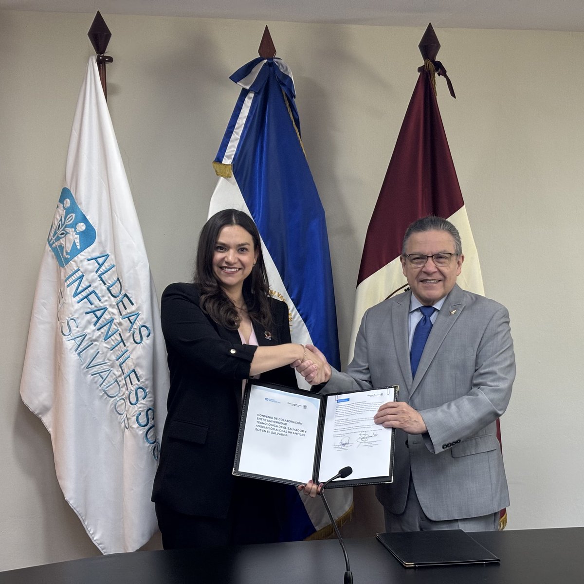 ¡Hoy celebramos la renovación de nuestro convenio con la <a href="/utecedusv/">Utec El Salvador</a>! Esta alianza fortalece la formación, la investigación y las estrategias para mejorar la protección de la niñez y la adolescencia. #AlianzaSOS