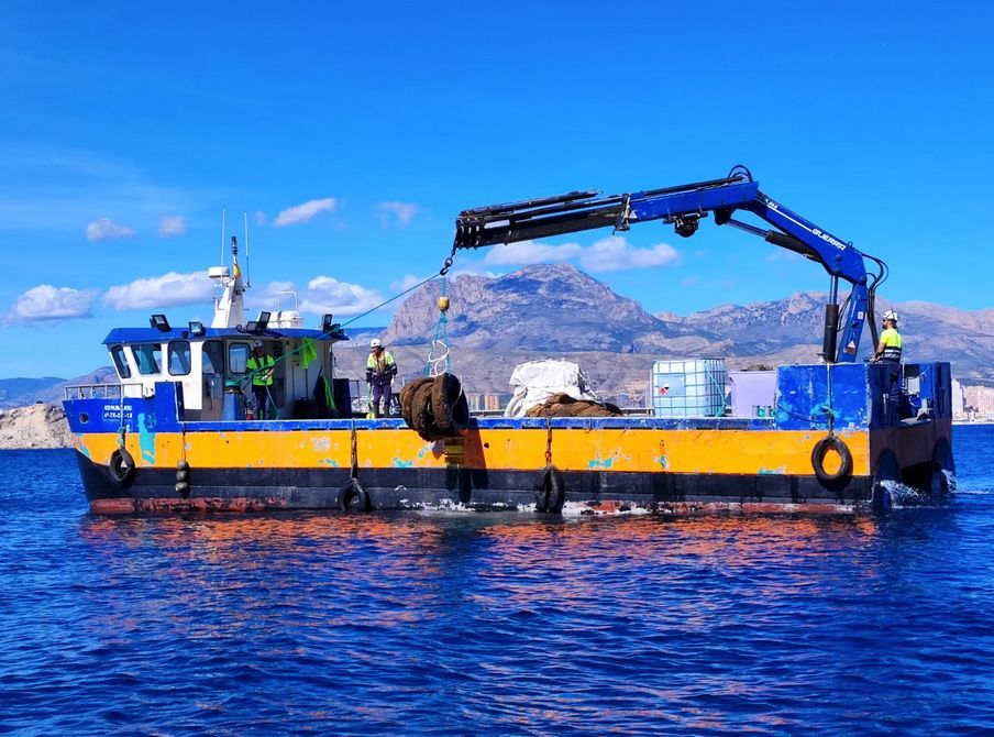 AVRAMAR colabora con la Generalitat Valenciana y los pescadores en la retirada de redes y otros restos del el medio marino buff.ly/43hQGyP