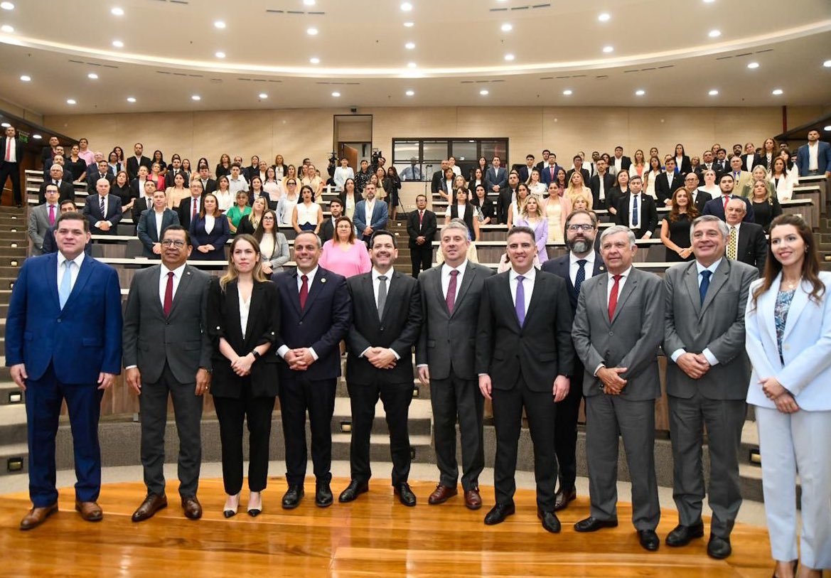 contraloriapy's tweet photo. 🖇️En la presentación del plan estratégico para la implementación del Régimen Nacional de Integridad, Transparencia y Prevención de la Corrupción, ante autoridades gubernamentales, representantes del sector privado y la sociedad civil, el contralor  general de la República, Dr. @camilobenitez23, manifestó que este es un momento histórico en la lucha por un país más justo.🇵🇾💪🏼

➡️La CGR asume con responsabilidad el liderazgo de un plan estratégico que no es solo una hoja de ruta, sino un compromiso ético con la nación.🙌🏼

El Dr. Camilo Benítez agradeció la colaboración del @BancoMundial, y remarcó que este plan es resultado de muchas horas de trabajo y de la voluntad política expresada por el presidente de la República en la cumbre de poderes.🙌🏼🇵🇾

📊Este plan se sostiene en dos pilares fundamentales: fomentar una cultura de transparencia e integridad y garantizar una coordinación eficiente entre las instituciones.🤝🔍