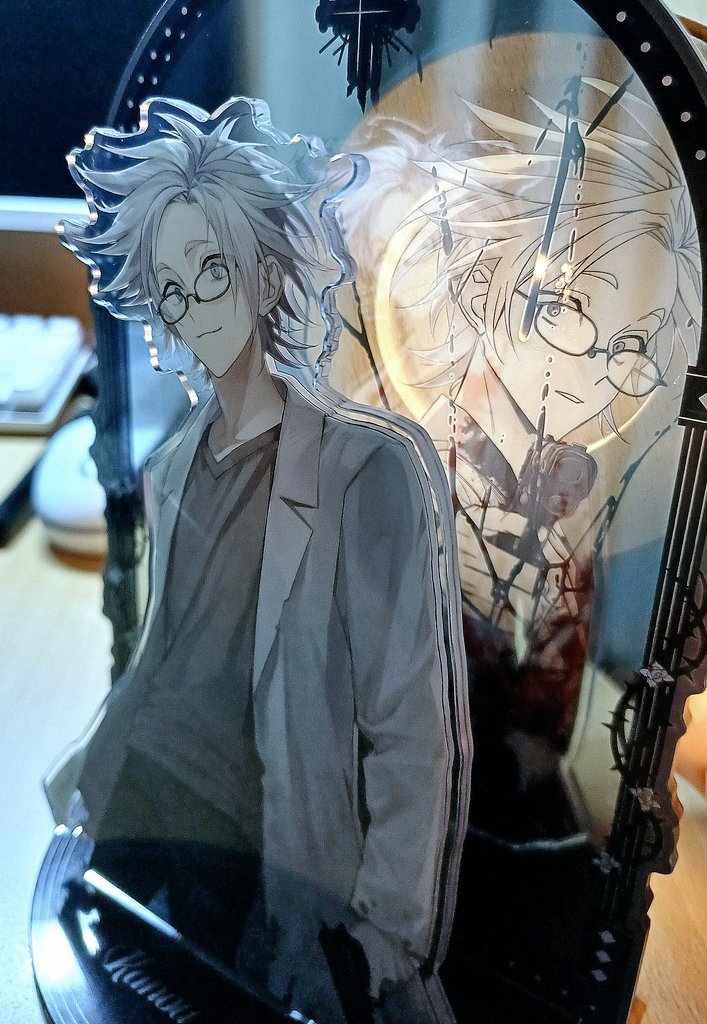 아니그러니까... 거울로 피칠갑 된 모습이 보이고 뒤에 빛을 비추면 숨겨진 그림이 나타나는 굿즈가 공식굿즈라고?