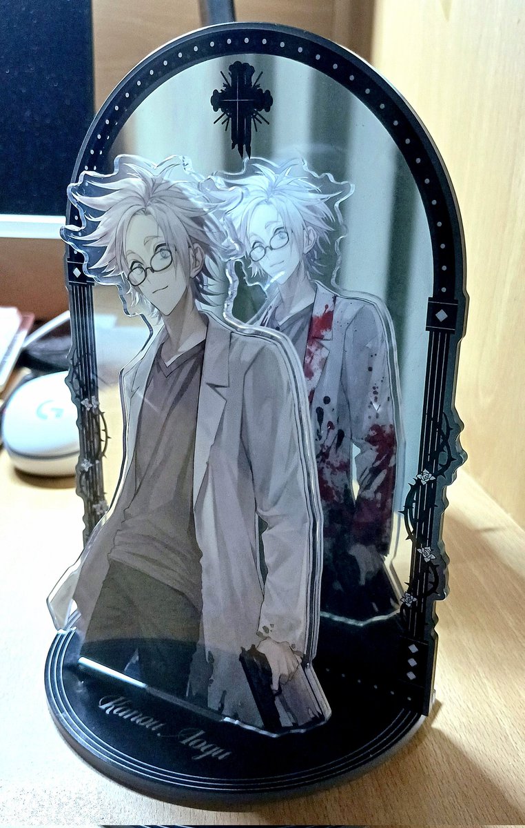 podojudang_CoE's tweet image. 아니그러니까... 거울로 피칠갑 된 모습이 보이고 뒤에 빛을 비추면 숨겨진 그림이 나타나는 굿즈가 공식굿즈라고?