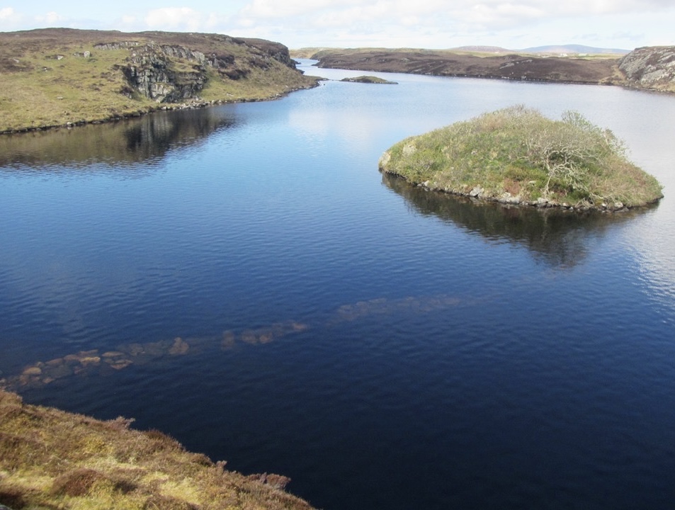 megportal's tweet image. Dun Ban, an ancient fort in Loch Hornaraigh, Isle of Grimsay (between North Uist and Benbecula). #OuterHebrides A causeway can be seen to the front of the Dun, why this is permanently submerged is a bit of a mystery... #Hebrides

1/2