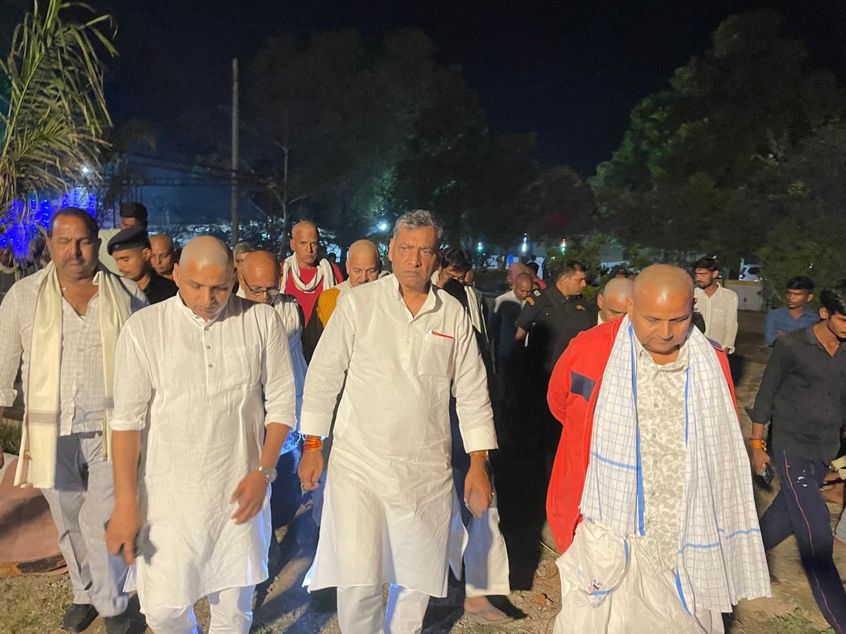 akhileshPdsingh's tweet image. बिहार कांग्रेस सेवा दल के प्रमुख श्री संजय यादव जी के पिता स्वर्गीय चंद्रिका प्रसाद यादव जी का देहांत उपरांत उनके पैतृक गांव पहुंचकर उन्हे श्रद्धांजलि अर्पित की व शोक संतप्त परिवार को सांत्वना दिया।