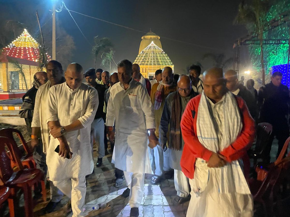 akhileshPdsingh's tweet image. बिहार कांग्रेस सेवा दल के प्रमुख श्री संजय यादव जी के पिता स्वर्गीय चंद्रिका प्रसाद यादव जी का देहांत उपरांत उनके पैतृक गांव पहुंचकर उन्हे श्रद्धांजलि अर्पित की व शोक संतप्त परिवार को सांत्वना दिया।