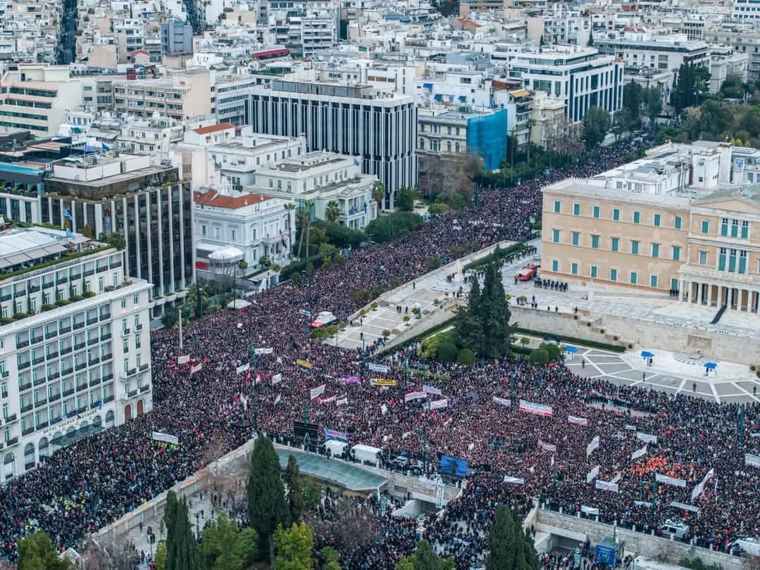 gurman_timurhan's tweet photo. 2 yıl önce 57 kişinin hayatını kaybettiği tren kazasında devletin ve kamu yöneticilerinin ihmalini Yunan halkı böyle protesto etti.

Atina’da 800 bin, tüm Yunanistan’da 1 milyon kişi gösterilere katıldı. Sendikalar grev kararı alırken, tüm nütusunun 10’da biri protestolara katıldı.

Demokrasi ve adalet ancak vatandaşlar tarafından korunur.

Böyle bir halk hem iyi yönetilir, hem de haklarını kimseye yedirmez.

Yunan halkı örnektir.