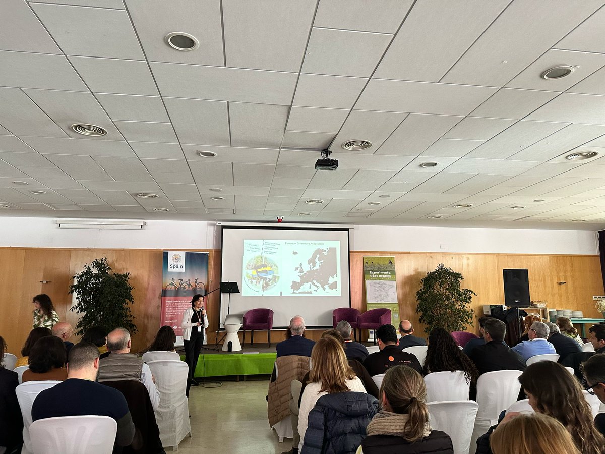 GreenwaysEurope's tweet photo. ♦️Sharing 🇪🇺 best practices in the conf. development
of #Greenways &amp; #cycle #tourism 🛤️🚵‍♀️
📌Dª Mencía, Cordoba #VVAceite 
✅Showing the great present &amp; future of #greenways 
+ 150 public-private participants!
👌#ExperimentaVV #nextgenerationeu 
@viasverdes_ffe @S_Bikes_Friends https://t.co/odUnFuxAo0