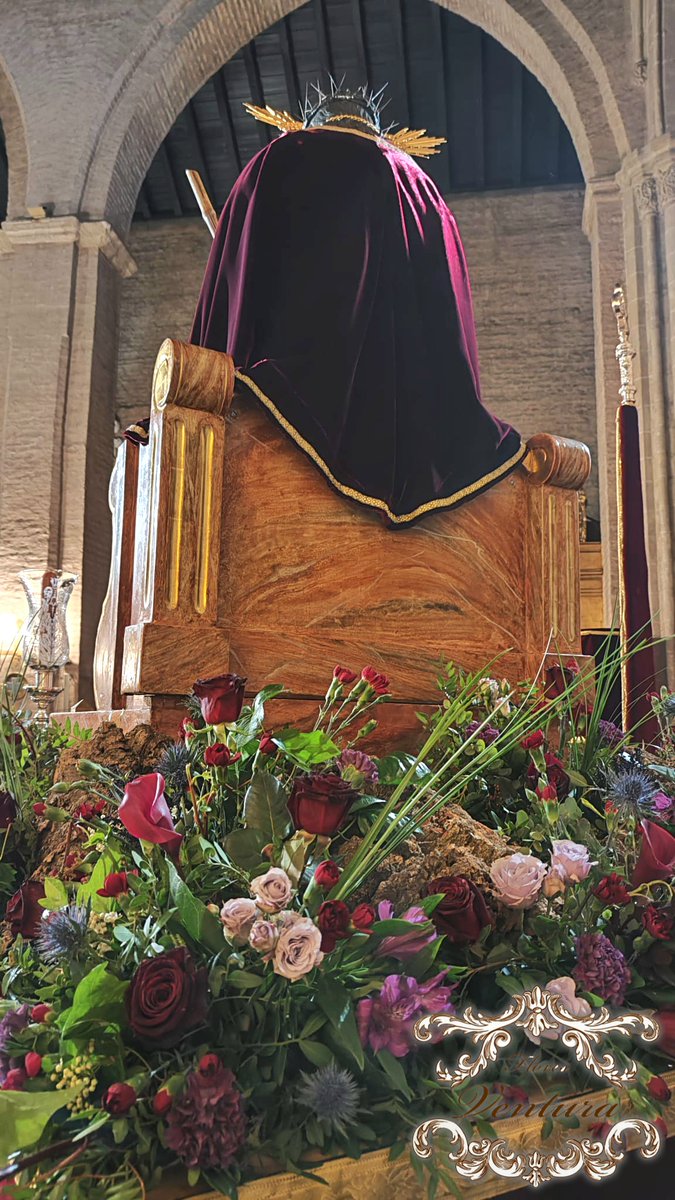 Así hemos exornado las andas de Ntro. Padre Jesus de la Salud y Buen Viaje de la Hdad. de San Esteban para su piadoso Vía Crucis de mañana sabado. El exorno esta formado por un monte silvestre compuesto por una gran variedad de verdes y flores de diferentes tonalidades.