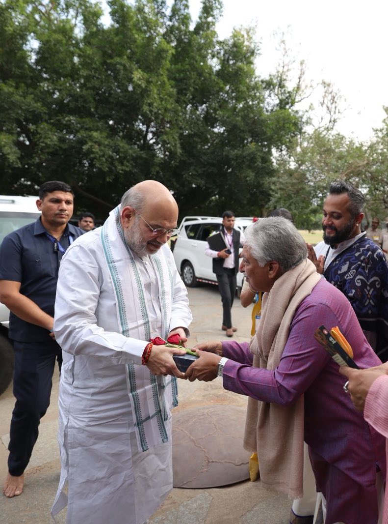 SunilGujarat's tweet photo. Welcomed Shri @AmitShah at #Mahashivratri celebrations at Isha Foundation, Coimbatore https://t.co/e5HQR5ZbaK