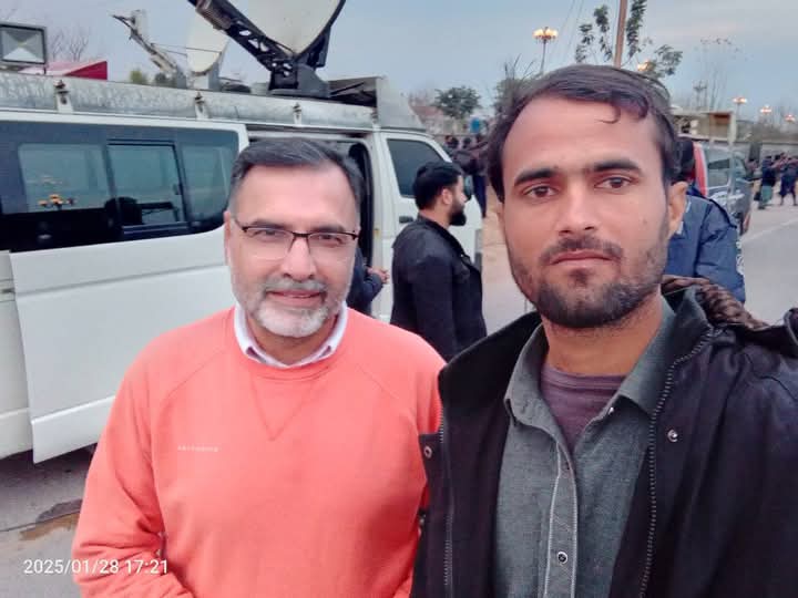 EhsaanQureshi5's tweet photo. سنو نیوز سے منسلک اینکر پرسن حبیب اکرم اور بیورو چیف اسلام آباد و اینکر پرسن اے بی این نیوز خالد جمیل آف ائیر—آزادیٔ صحافت پر ایک اور وار
@khalidjamilkj
@HabibAkram
#Pakistan #Fascism #MediaInChains #PressFreedom #JournalismUnderAttack #Censorship #HabibAkram #KhalidJamil https://t.co/kvFPnUofuA