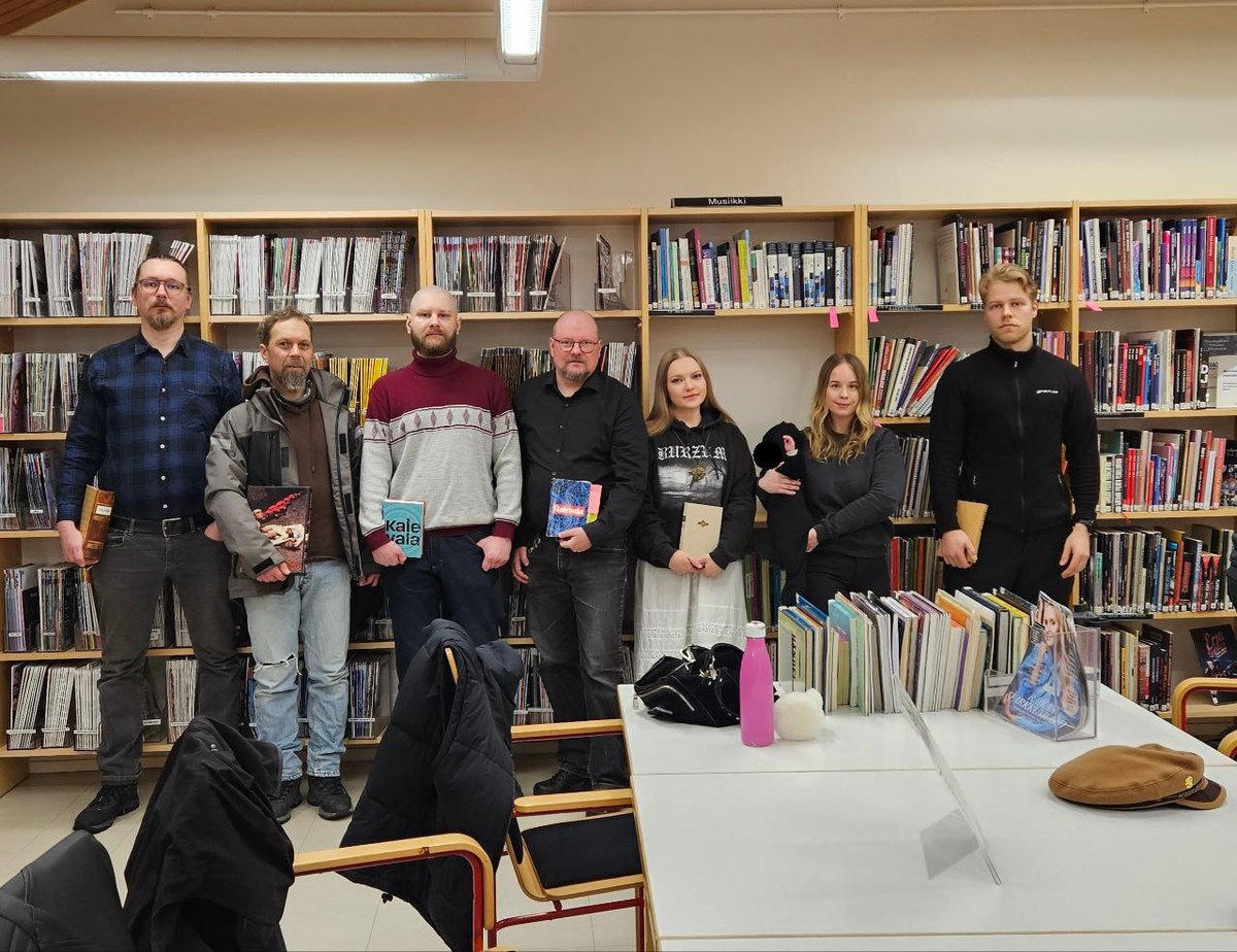 SML_Oulu's tweet image. Kokoonnuimme tänään Kalevalan päivänä Kalevalantielle Kaijonharjun kirjastoon keskustelemaan Kalevalasta. Juttelimme Kalevalan vaikutuksesta suomalaiseen kulttuuriin, Suomen historiasta ja teoksen sisällöstä.
