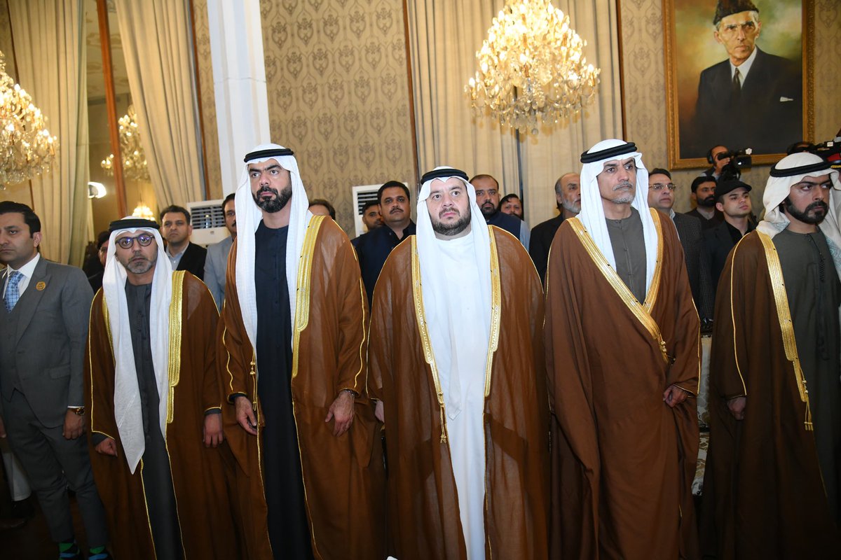 فخامة آصف علي زرداري رئيس جمهورية باكستان الإسلامية، يمنح سمو الشيخ خالد بن محمد بن زايد آل نهيان، ولي عهد أبوظبي "حفظه الله" وسام "نيشان باكستان" الذي يُعد أعلى وسام مدني في البلاد، وذلك تقديراً لجهود سموّه في تعزيز العلاقات الراسخة التي تربط بين دولة الإمارات العربية المتحدة