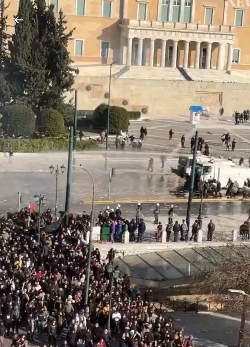 Nikosmoraitis's tweet photo. Έβγαλαν τις αύρες να διαλύσουν το μεγαλύτερο συλλαλητήριο που έγινε ποτέ στην Ελλάδα.
Δυστυχώς για το πολιτικό κάθαρμα, ο φακός της Ιστορίας είχε προλάβει να καταγράψει τον όγκο της συγκέντρωσης. https://t.co/xrckM9qzIg