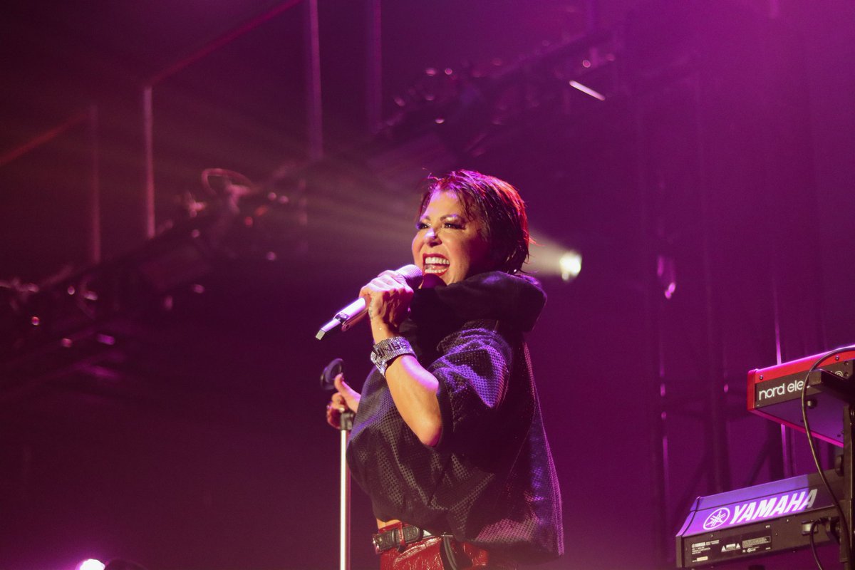 Gracias por esta hermosa noche de #SoldOut mis rockeros de San José ✨️💎

El #BrillaTour regresará el próximo 7 de marzo a Tucson, Arizona, así que no se vayan a quedar sin boletos que los quiero ver a todos 💋 

brillaustour.com