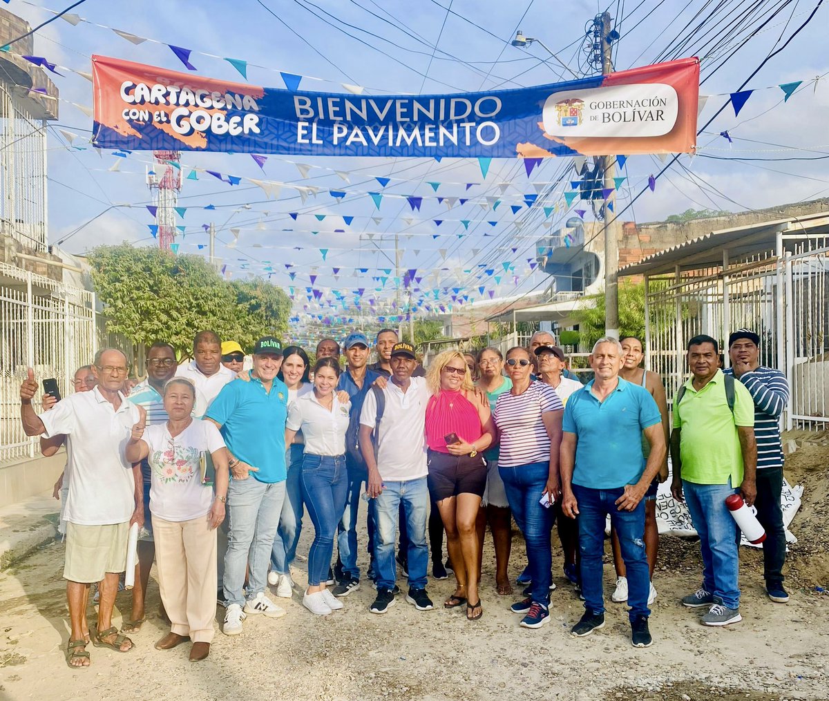 CompiBolivar's tweet image. El pavimento en la calle de la Iglesia en la María es una realidad. 
Gracias a la comunidad y la gestión del Gobernado @YamilHAranaP el #COMPI llegó a mejorar la calidad de vida del sector. 
¡Todos ponen, todos ganan!🤝🚧