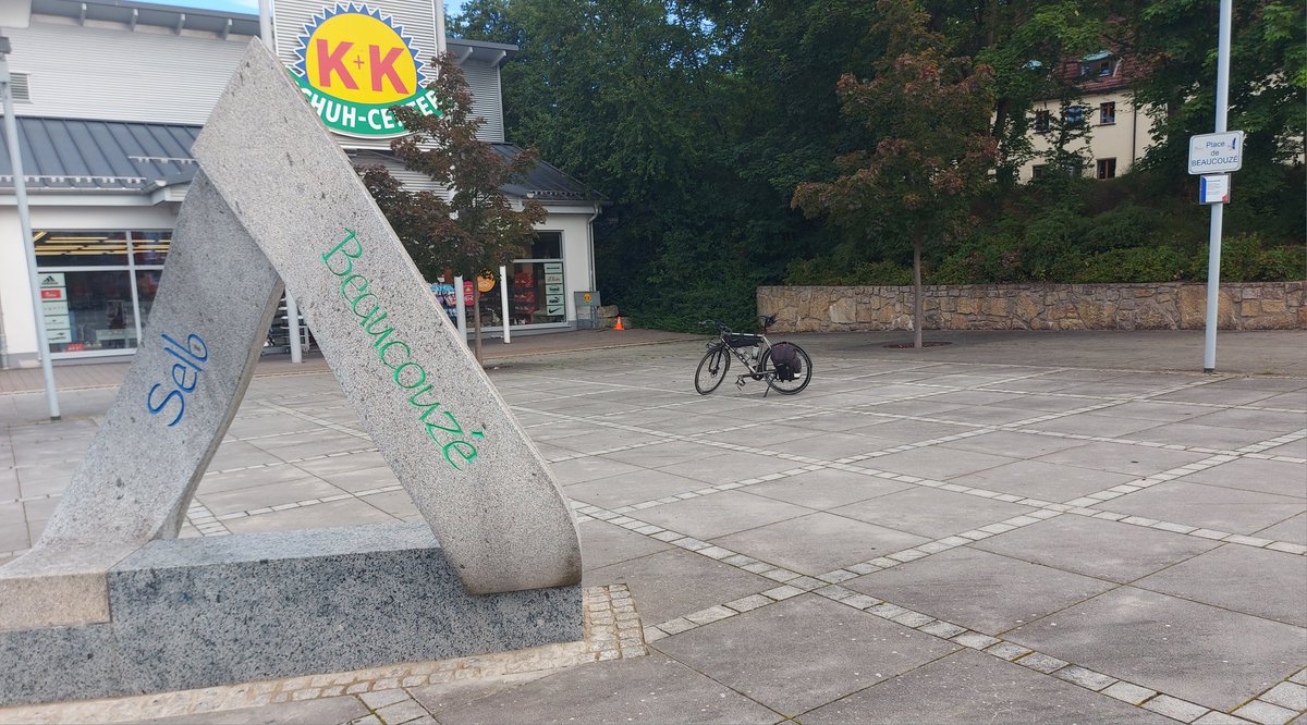 JWiegetritt's tweet image. (1/2) An eine der drei #Partnerstädte der #GroßeKreisstadt #Selb #Oberfranken wird hier am Place de #Beaucouzé erinnert. #Pylone #Fahrrad #Radtour Sie liegt im Département Maine-et-Loire in der Region Pays de la Loire. #Städtepatenschaft
