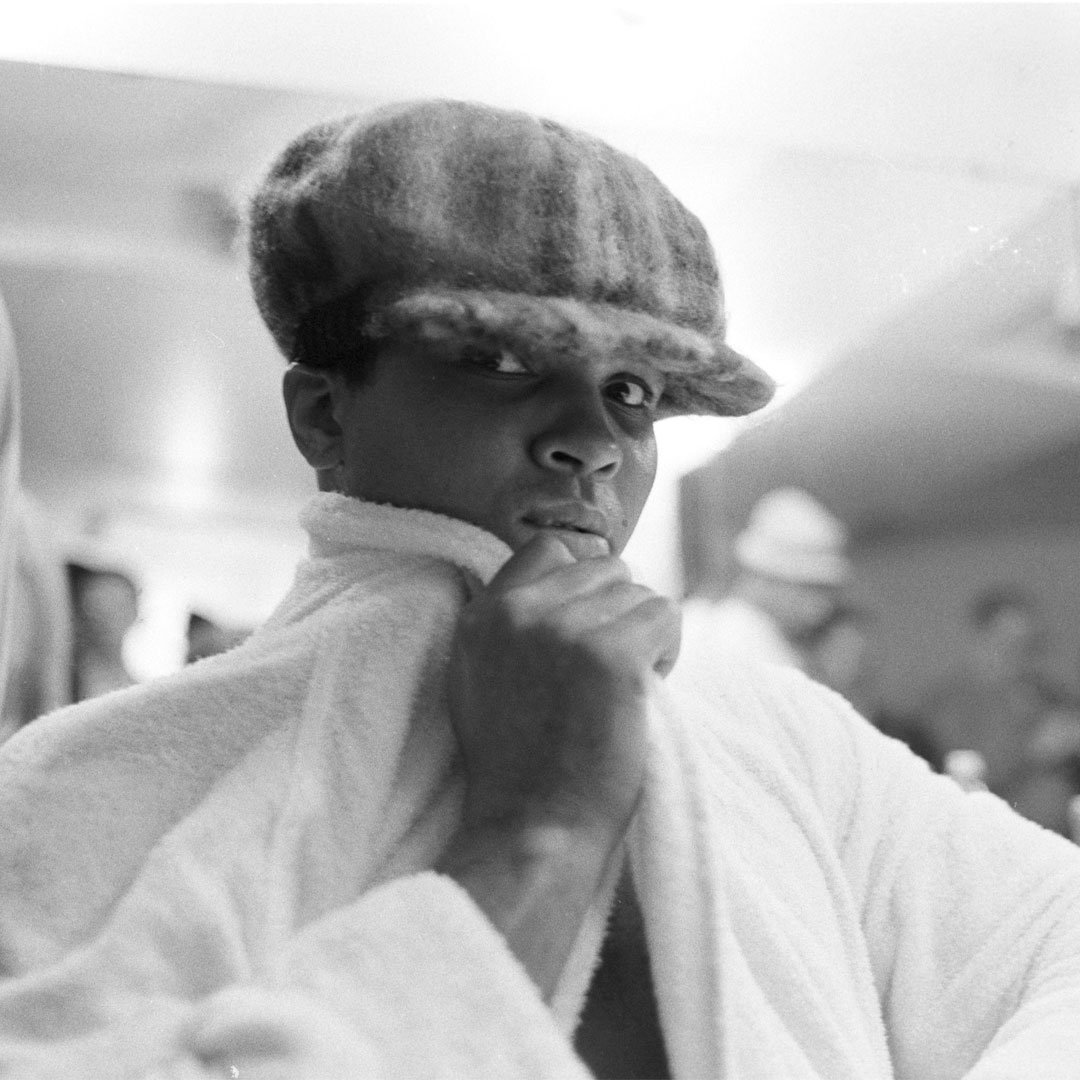 MuhammadAli's tweet photo. Muhammad Ali wearing a hat in the dressing room before his fight vs Joe Bugner.
📸: @LeiferNeil
#MuhammadAli #Icon #PreFight #JoeBugner #DressingRoom #BoxingLegend #Style https://t.co/lqRAiW65fl