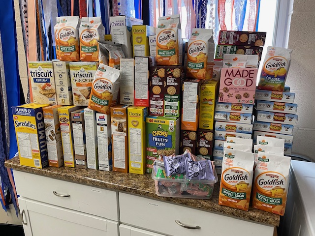 Mr_M_Fraser's tweet image. A huge thank you to our Nutrition Coordinator and School Council Chair, Liz, and these two amazing volunteers who took the reigns of @BrantFFT's "Great GRAIN Race". Congratulations to Ms. McColl's Gr. 8 class for contributing the most items!
@GEDSB #RRSthinkinclusive ❤️