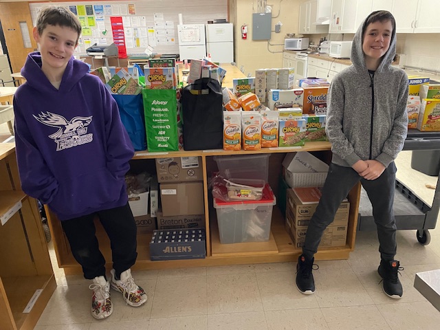 Mr_M_Fraser's tweet image. A huge thank you to our Nutrition Coordinator and School Council Chair, Liz, and these two amazing volunteers who took the reigns of @BrantFFT's "Great GRAIN Race". Congratulations to Ms. McColl's Gr. 8 class for contributing the most items!
@GEDSB #RRSthinkinclusive ❤️