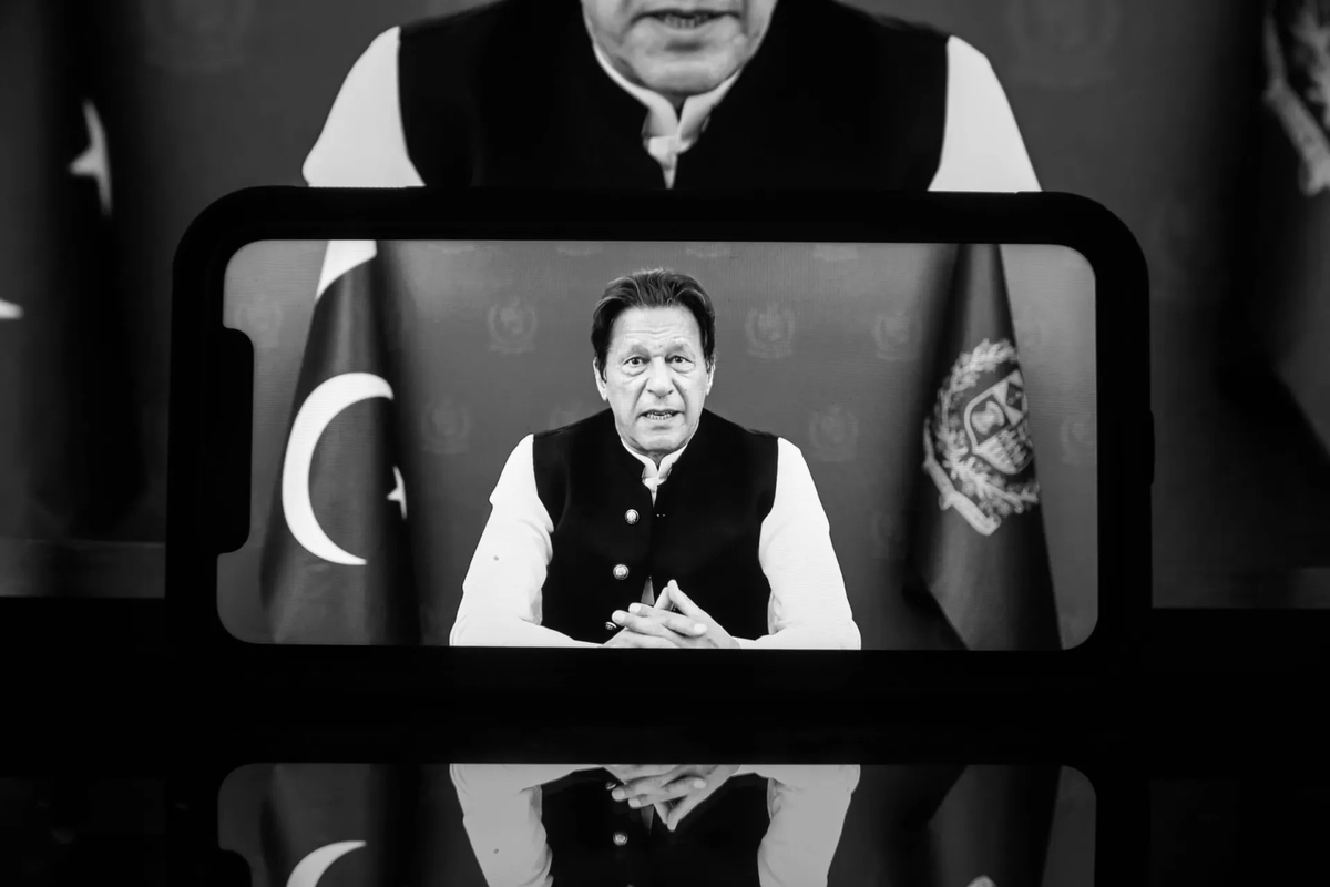 🚨🇵🇰IMRAN KHAN WRITES FROM PRISON: PAKISTAN IS UNDER AUTHORITARIAN RULE – THE WORLD MUST PAY ATTENTION

“From my prison cell, I witness Pakistan gripped by dictatorship. The politically motivated charges against me aim to silence democracy, but this struggle is bigger than me. A