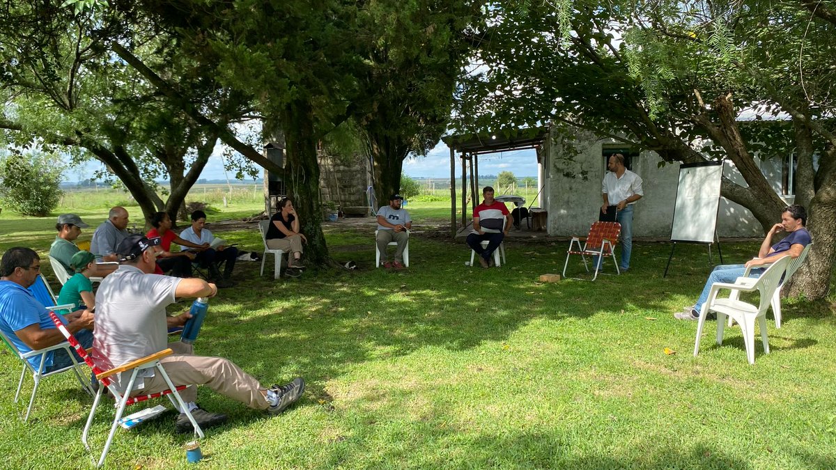#Ayer en 📍Colonia Kennedy, Río Negro

Reunión de grupo de productores colonos, en el marco del convenio <a href="/INC_Uruguay/">INC_Uruguay</a> - Plan Agropecuario

Dra. Valentina Herrera #PlanAgro 
#Ganadería #producción #PrediosColectivos #GruposDeColonos #articulación #extensión #Herramientas #Gestión