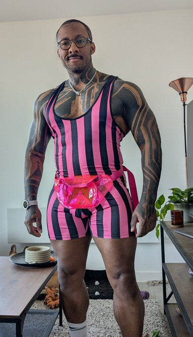 1 pic. Which outfit for a queer rave https://t.co/jUmnrhbn3q